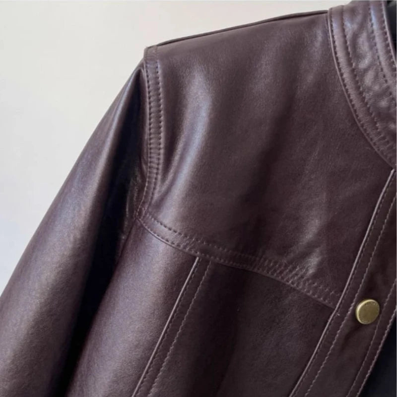 Veste courte en cuir marron à boutons