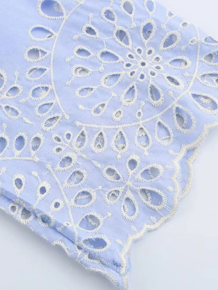 Chemise bleu ciel à détails de dentelle