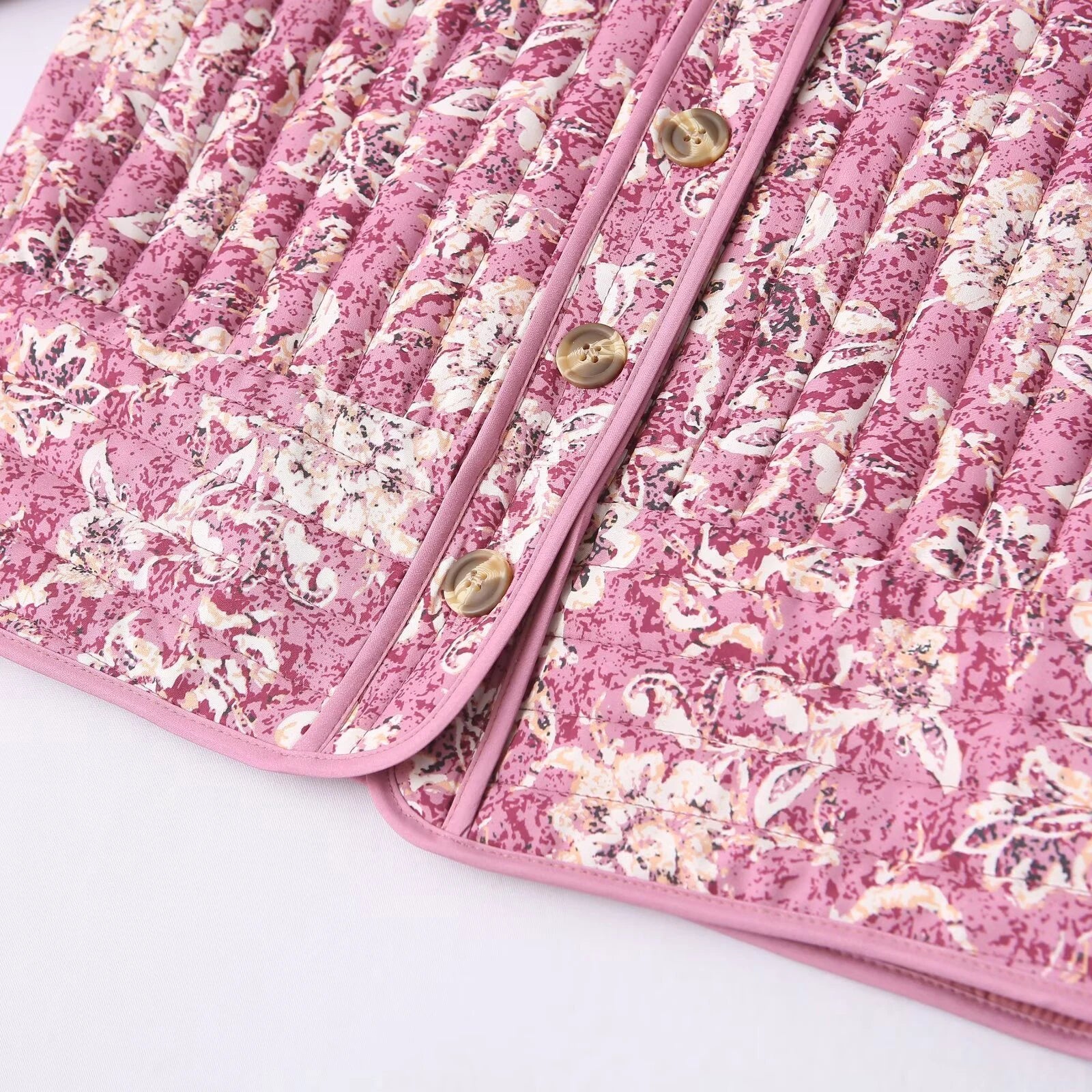 Veste courte matelassée à motif floral rose