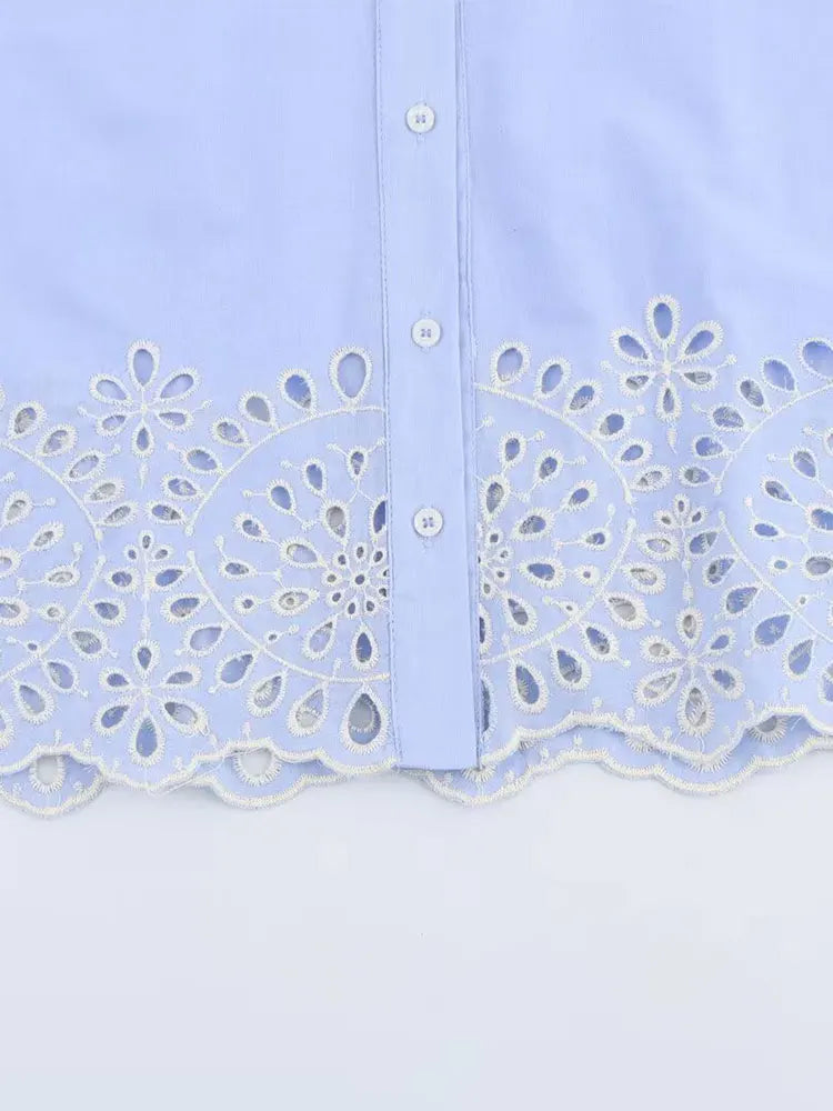 Chemise bleu ciel à détails de dentelle