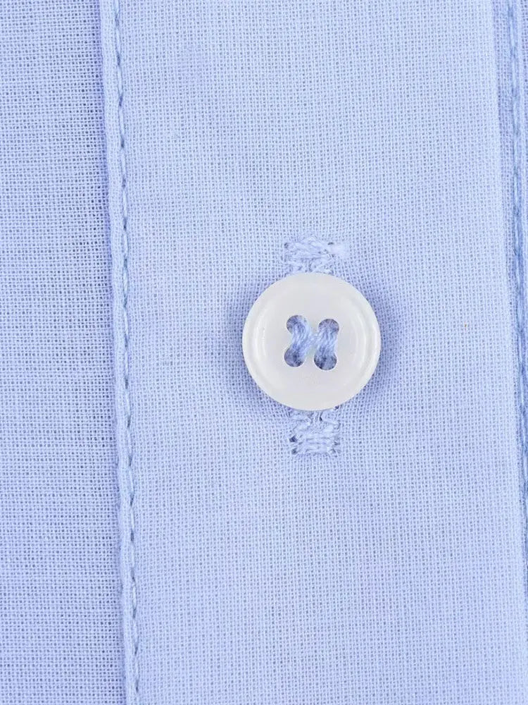Chemise bleu ciel à détails de dentelle