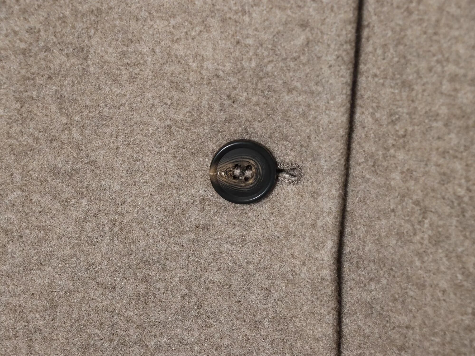 Manteau court beige à col montant