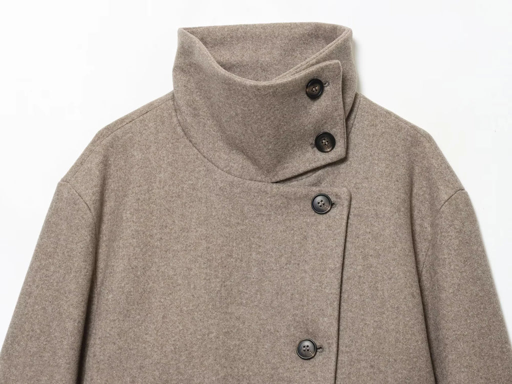 Manteau court beige à col montant