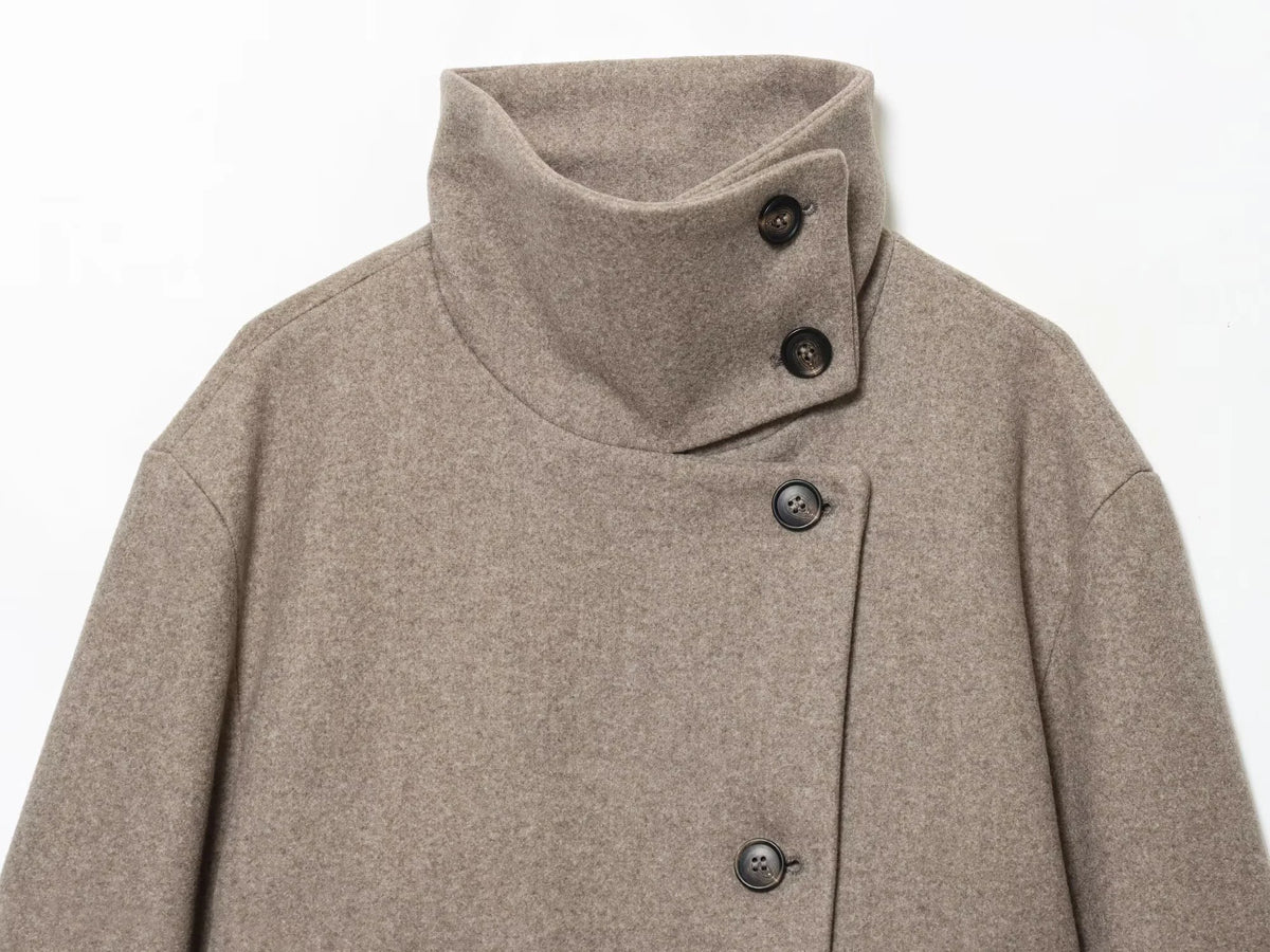 Manteau court beige à col montant