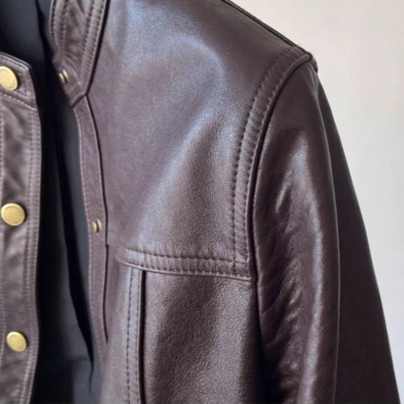 Veste courte en cuir marron à boutons