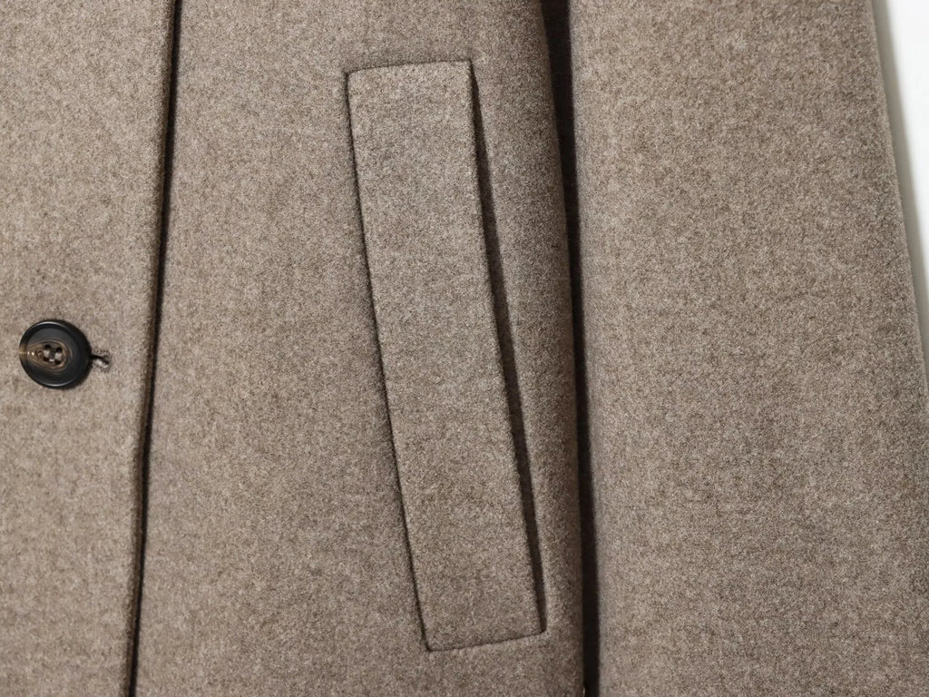 Manteau court beige à col montant
