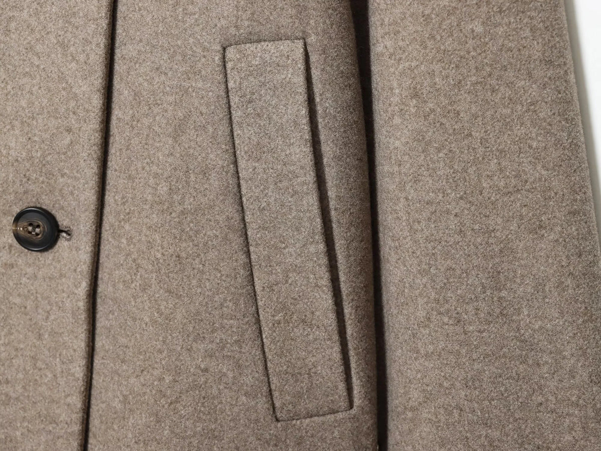 Manteau court beige à col montant