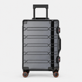 Valise cabine en aluminium noir, face studio gris