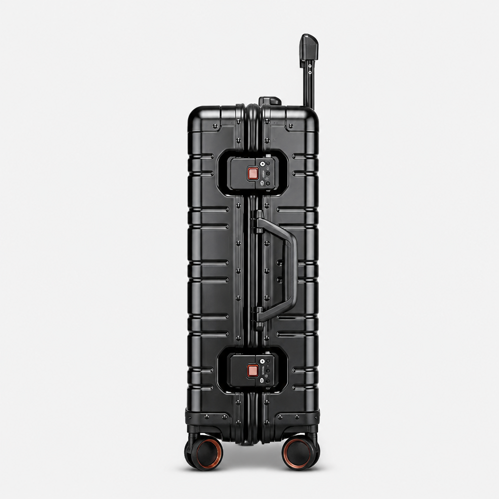 Valise cabine en aluminium noir, profil studio gris