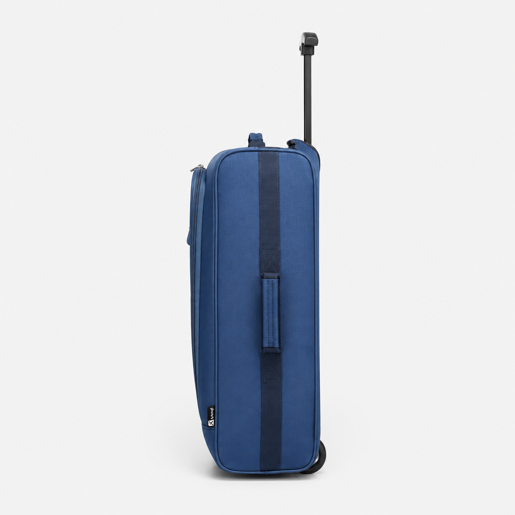 Valise cabine souple bleue, profil studio gris