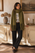 Écharpe oversize vert olive, éditorial