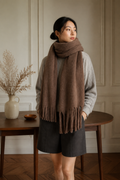 Écharpe épaisse marron à franges, éditorial