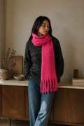 Écharpe rose à franges, éditorial