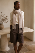 Écharpe beige à franges, éditorial
