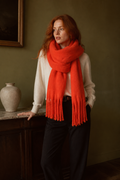 Écharpe à franges orange vif, éditorial