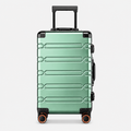 Valise cabine en aluminium verte, face studio gris