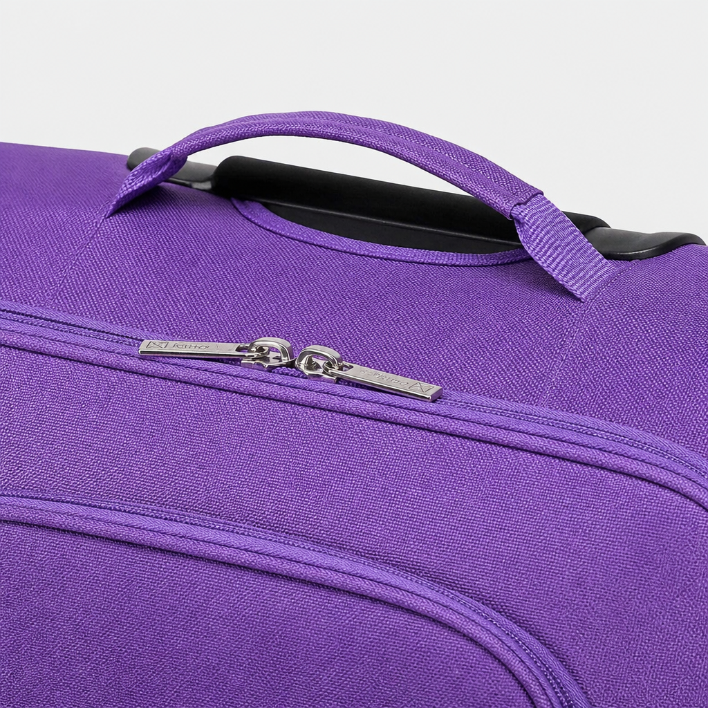 Valise cabine souple violette, gros plan studio gris