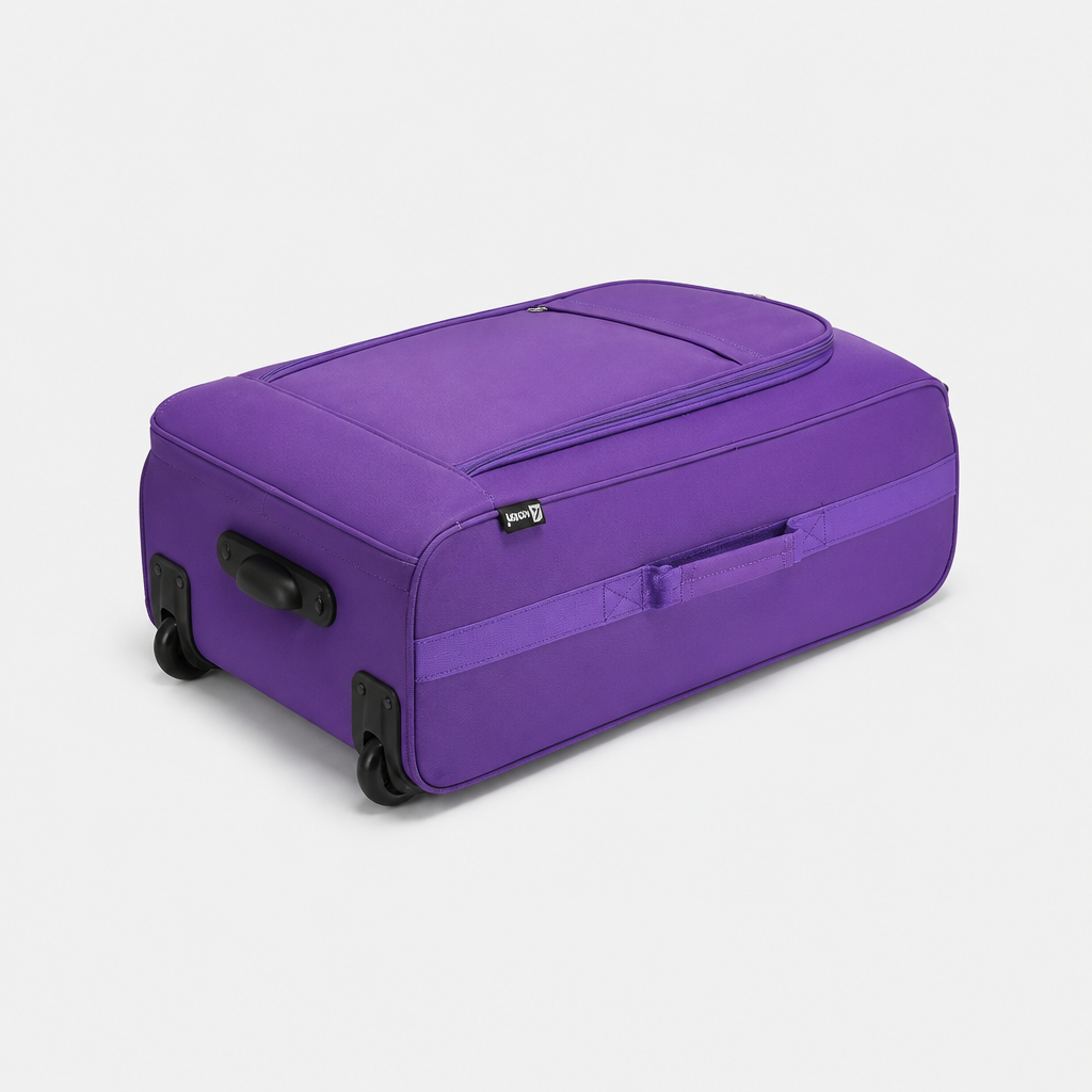 Valise cabine souple violette, sol studio gris