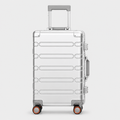 Valise cabine en aluminium argent, face studio gris