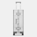 Valise coque en aluminium argent, face studio gris