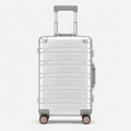 Valise cabine en aluminium argent, face studio gris