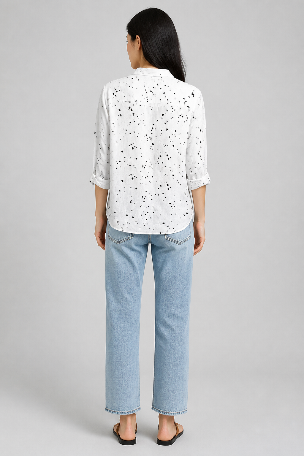Chemise en lin blanc à pois noirs, studio dos