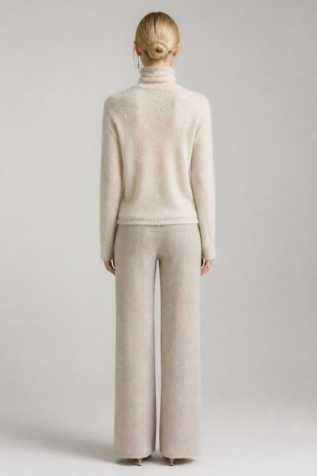 Pull en laine à col montant beige, studio dos