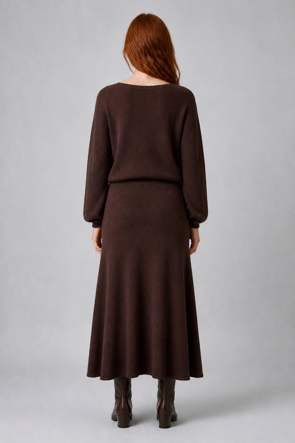 Ensemble jupe évasée et haut marron, studio dos