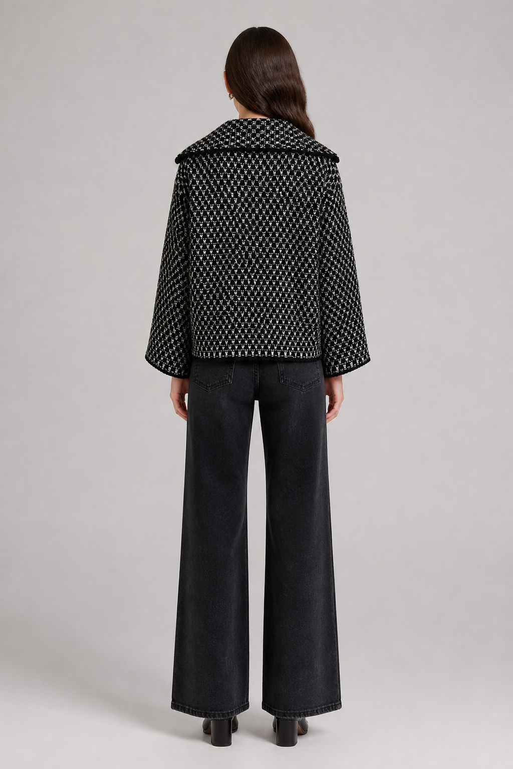 Veste courte boutonnée à col noir, studio dos