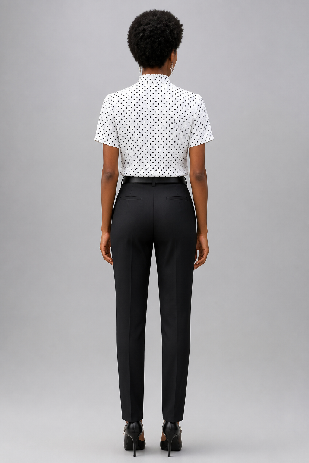 Chemise à volants et pois blanc, studio dos