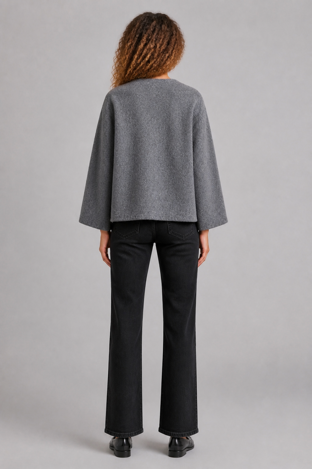 Gilet court à manches kimono gris, studio dos
