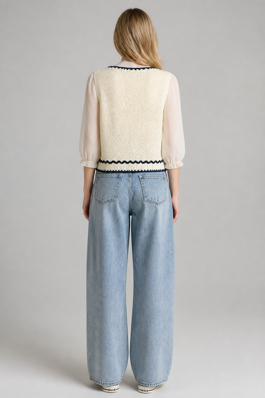 Gilet boutonné à broderies fleuries jaune pâle, studio dos