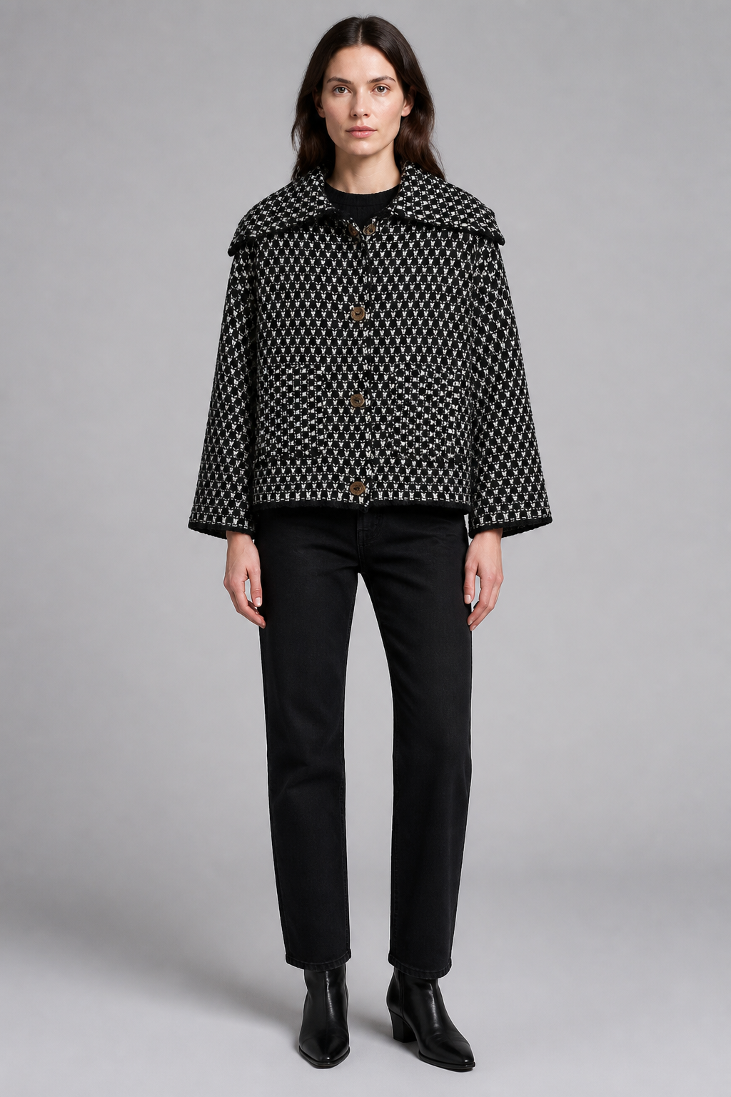 Veste courte boutonnée à col noir, studio face