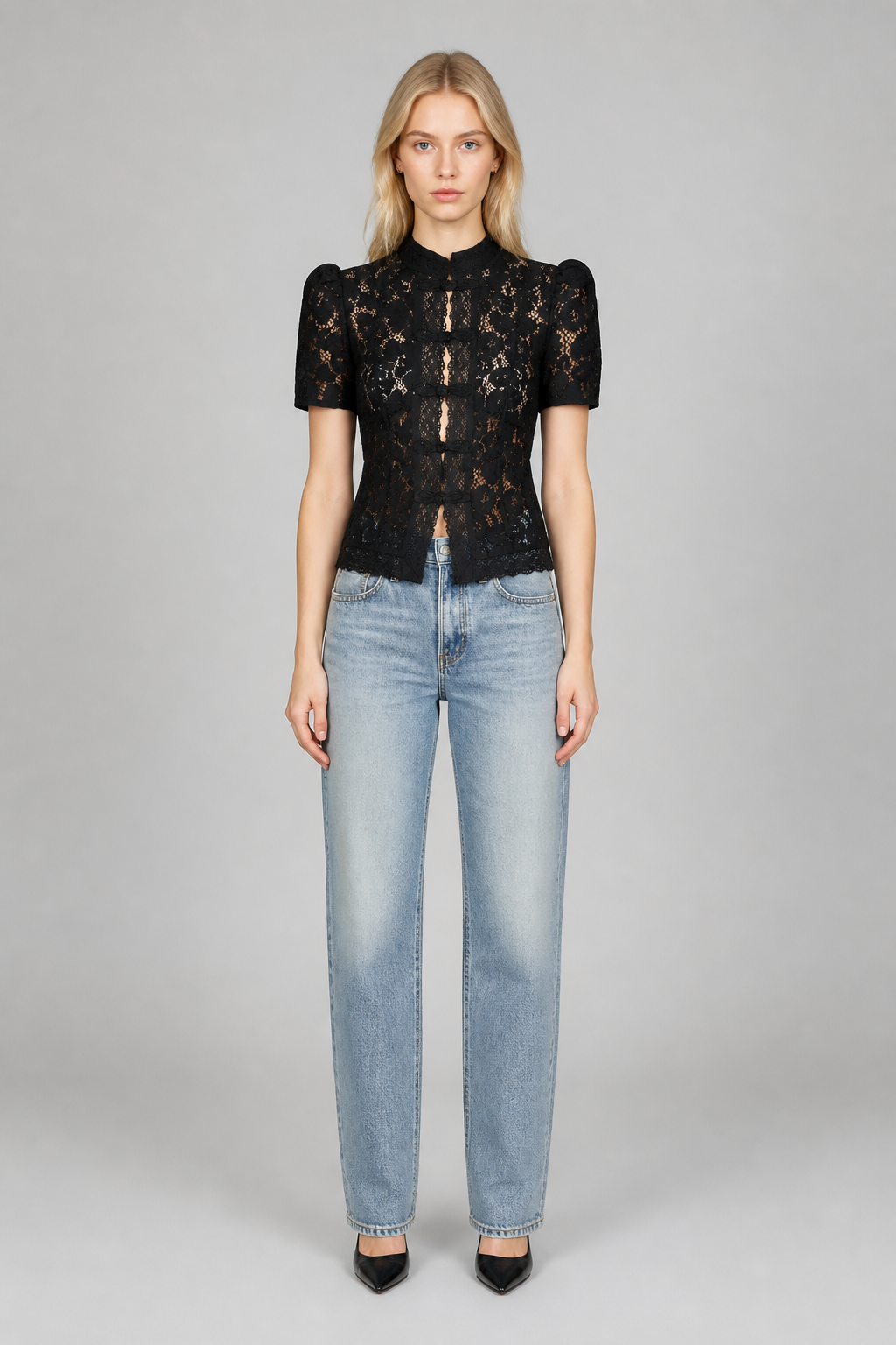 Chemise en dentelle noire à col montant, studio face