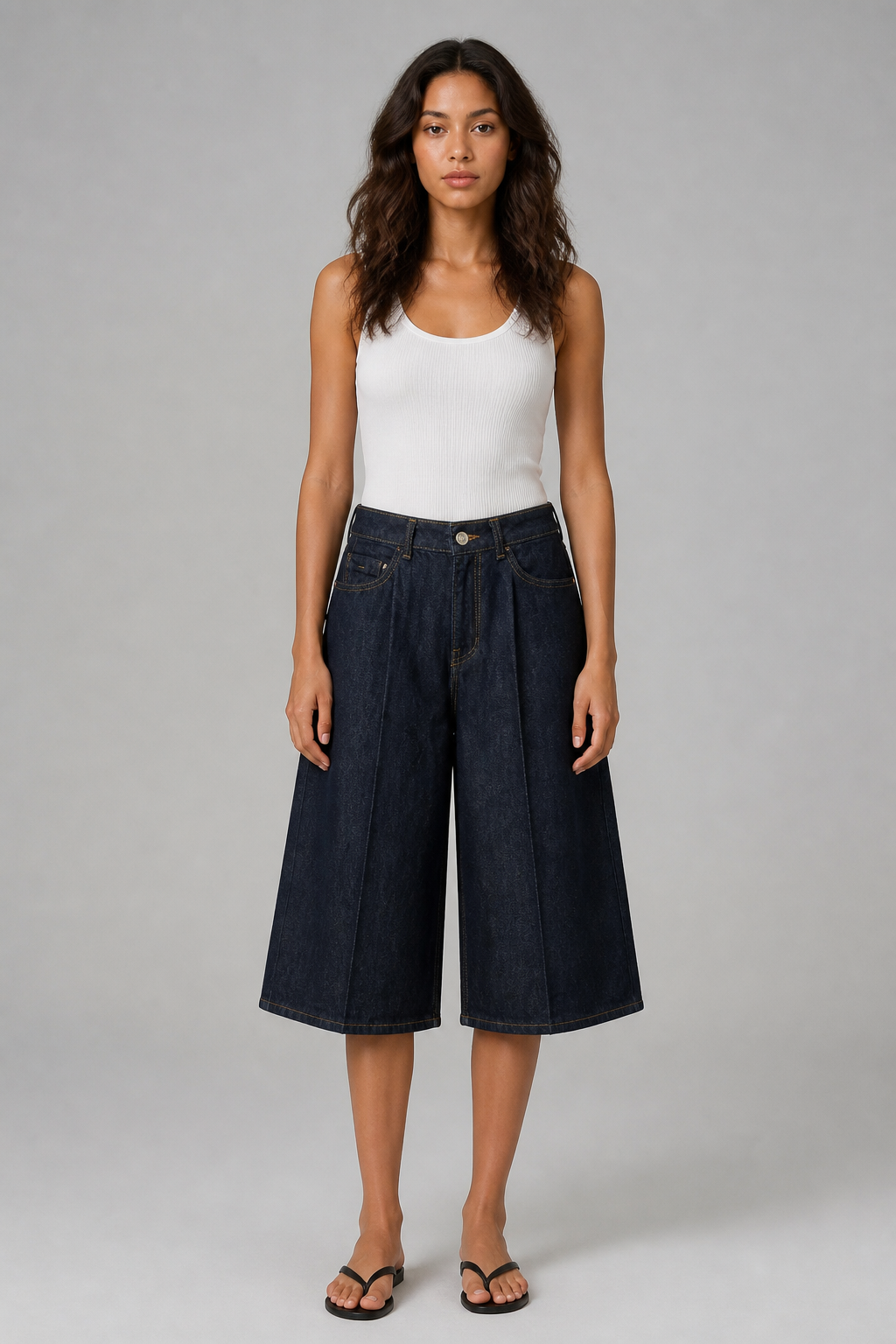 Jean culotte large bleu denim, studio face
