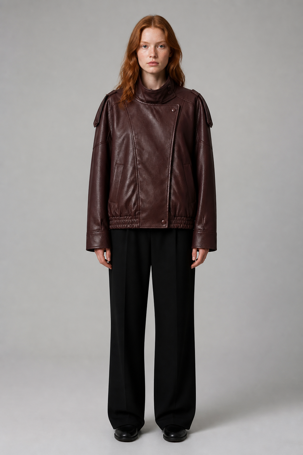 Veste bomber oversize bordeaux à col montant, studio face