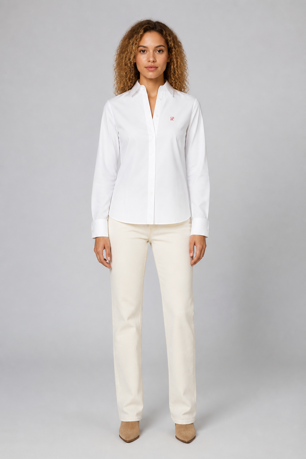 Chemise en coton blanc à logo brodé, studio face