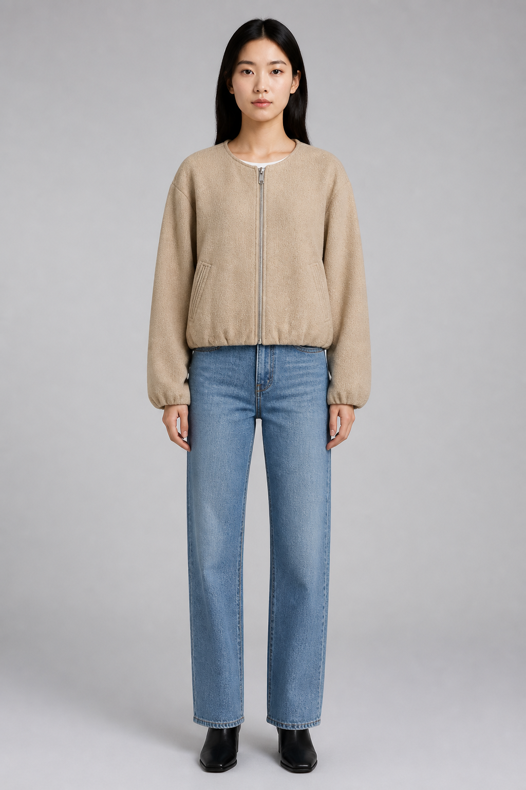 Bomber court zippé beige à manches bouffantes, studio face