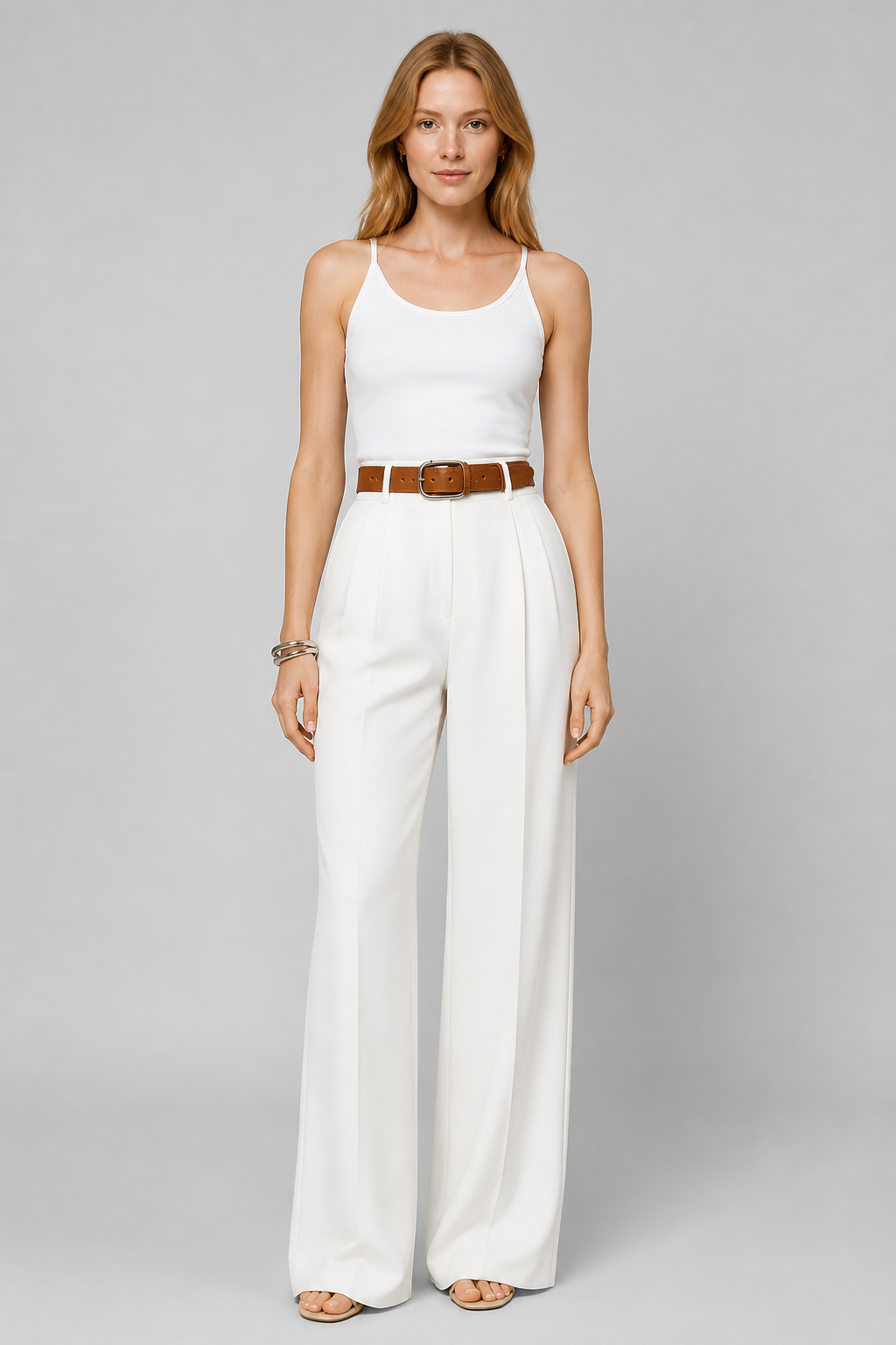 Pantalon large taille haute blanc cassé à pinces, studio face