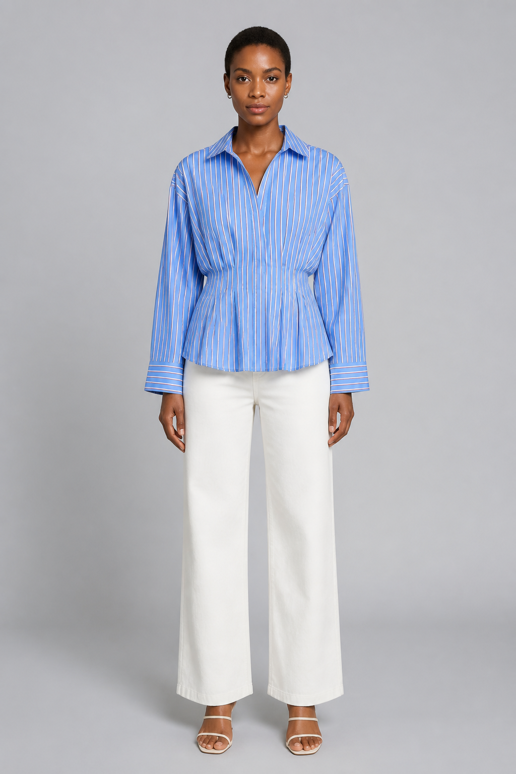 Chemise cintrée à plis bleu rayé, studio face