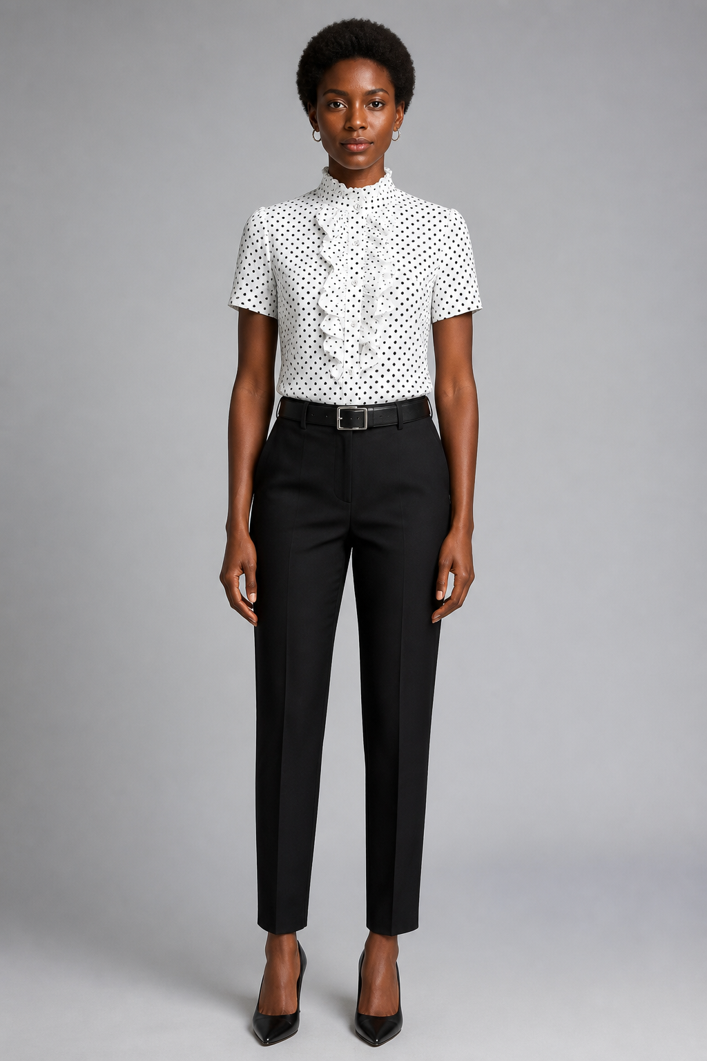 Chemise à volants et pois blanc, studio face