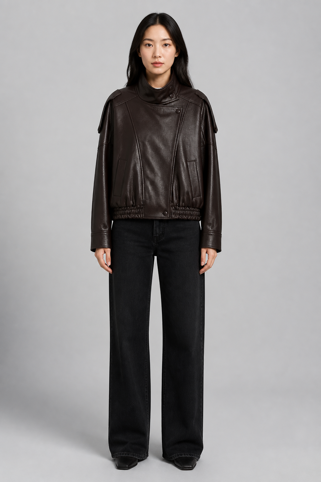 Bomber oversize marron à col montant, studio face