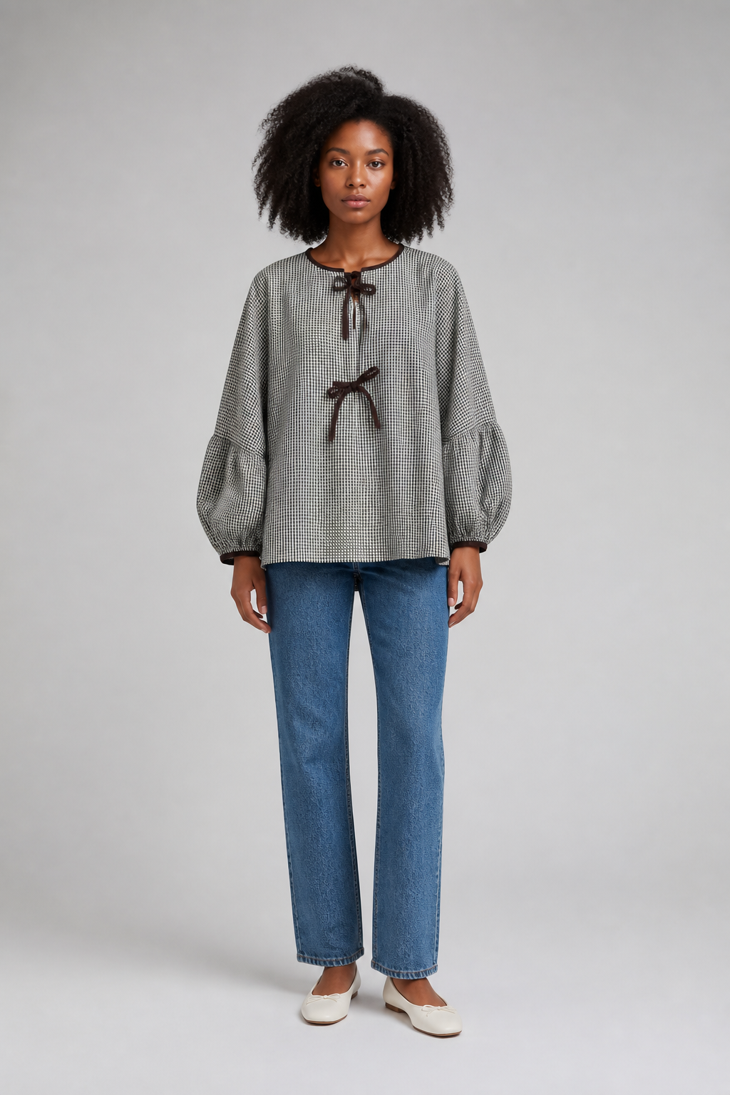 Blouse à carreaux et nœuds marron, studio face