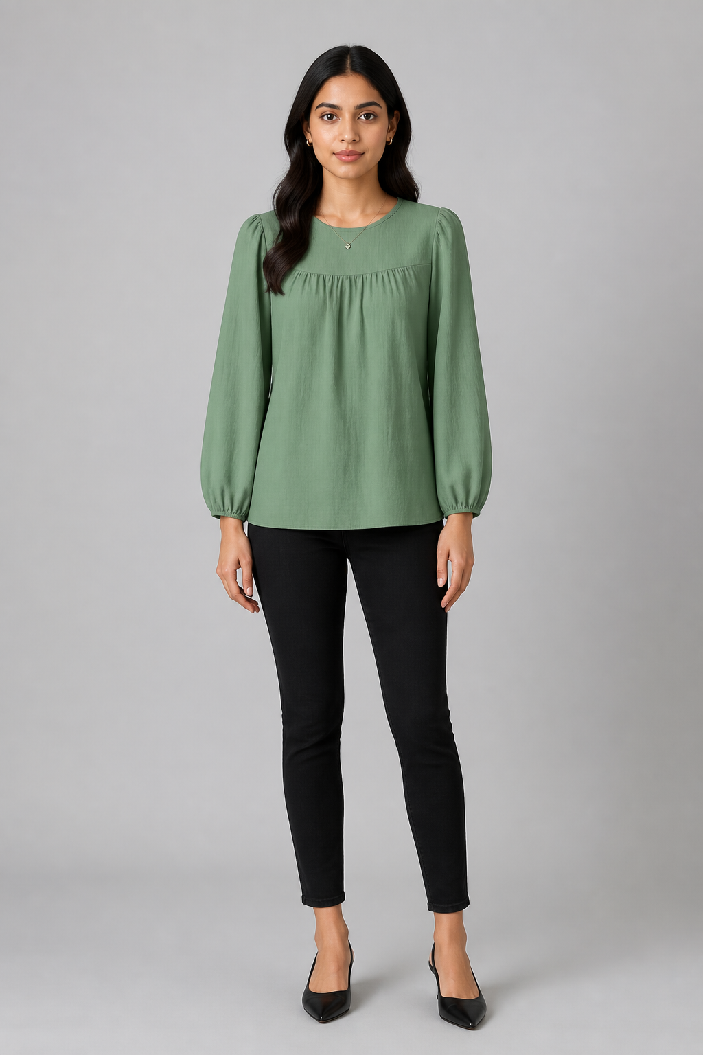 Chemise ample à manches bouffantes vert sauge, studio face
