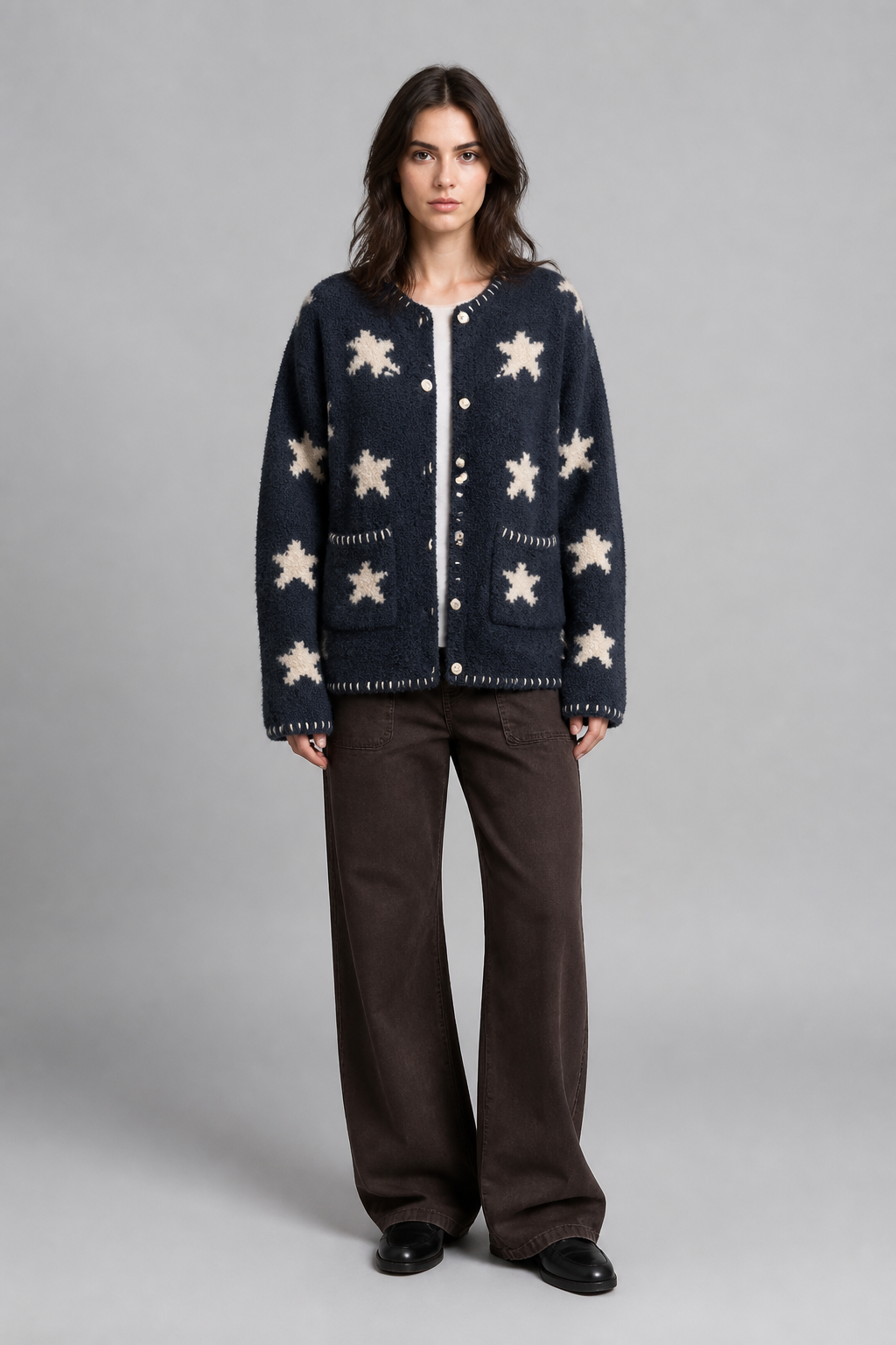 Gilet boutonné bleu marine à motif étoiles, studio face