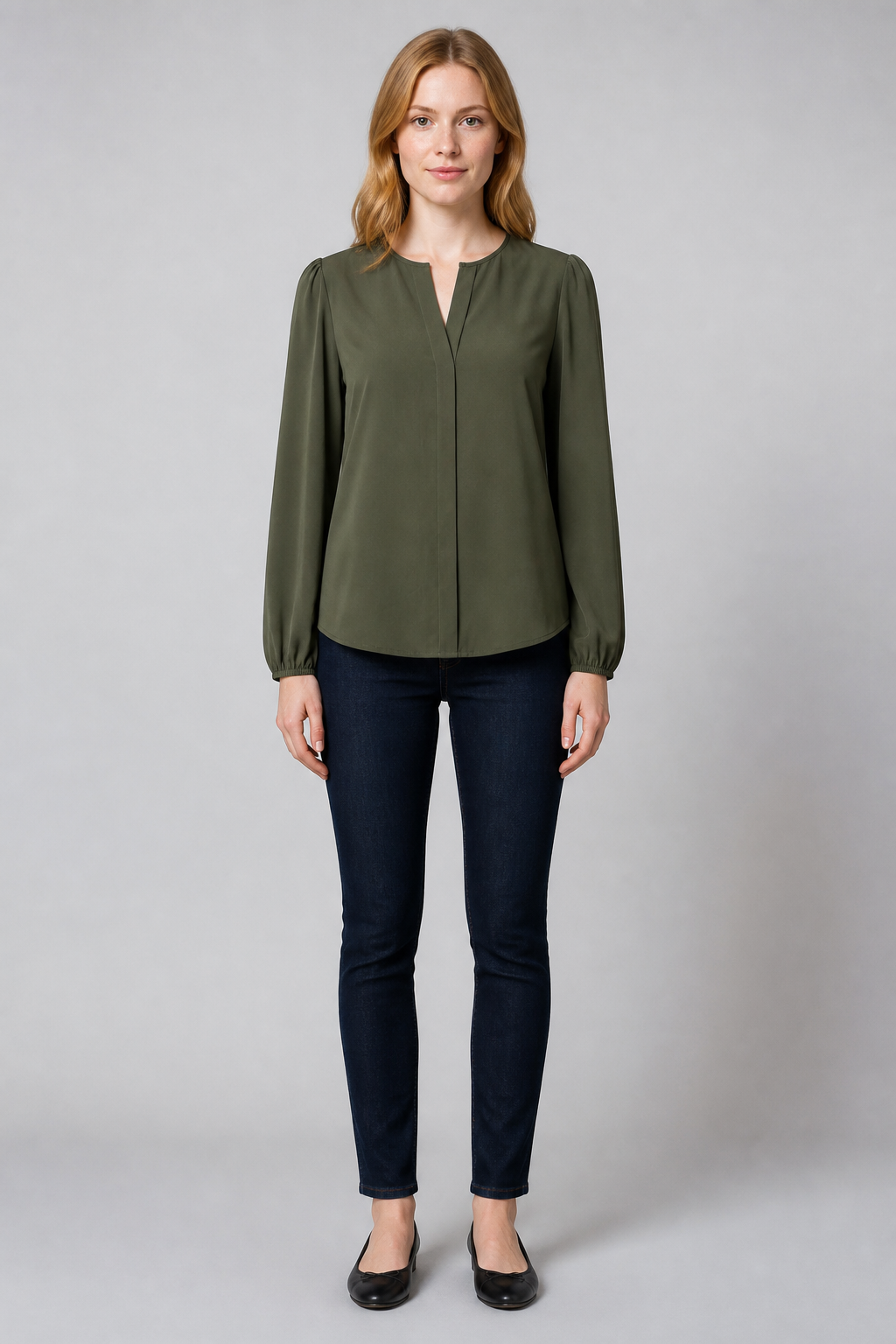 Chemise fluide à manches bouffantes vert olive, studio face