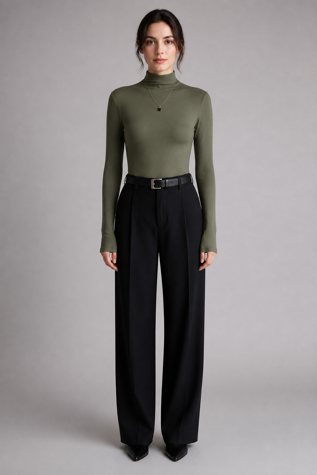 Pull col montant vert olive, studio face