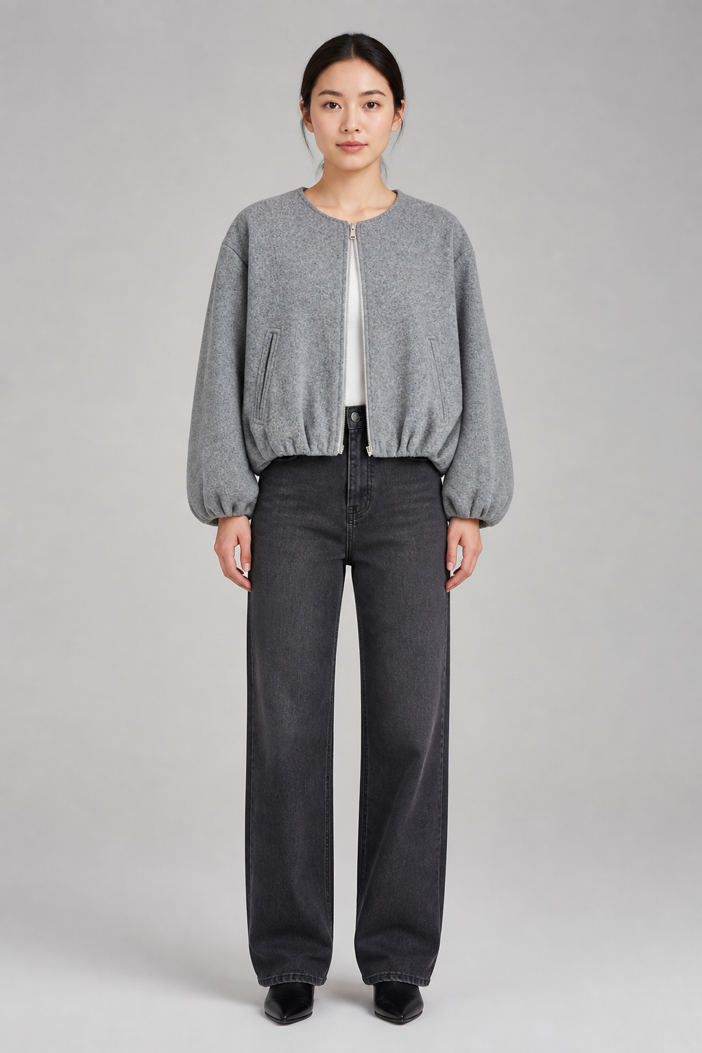 Bomber court zippé gris à col rond, studio face