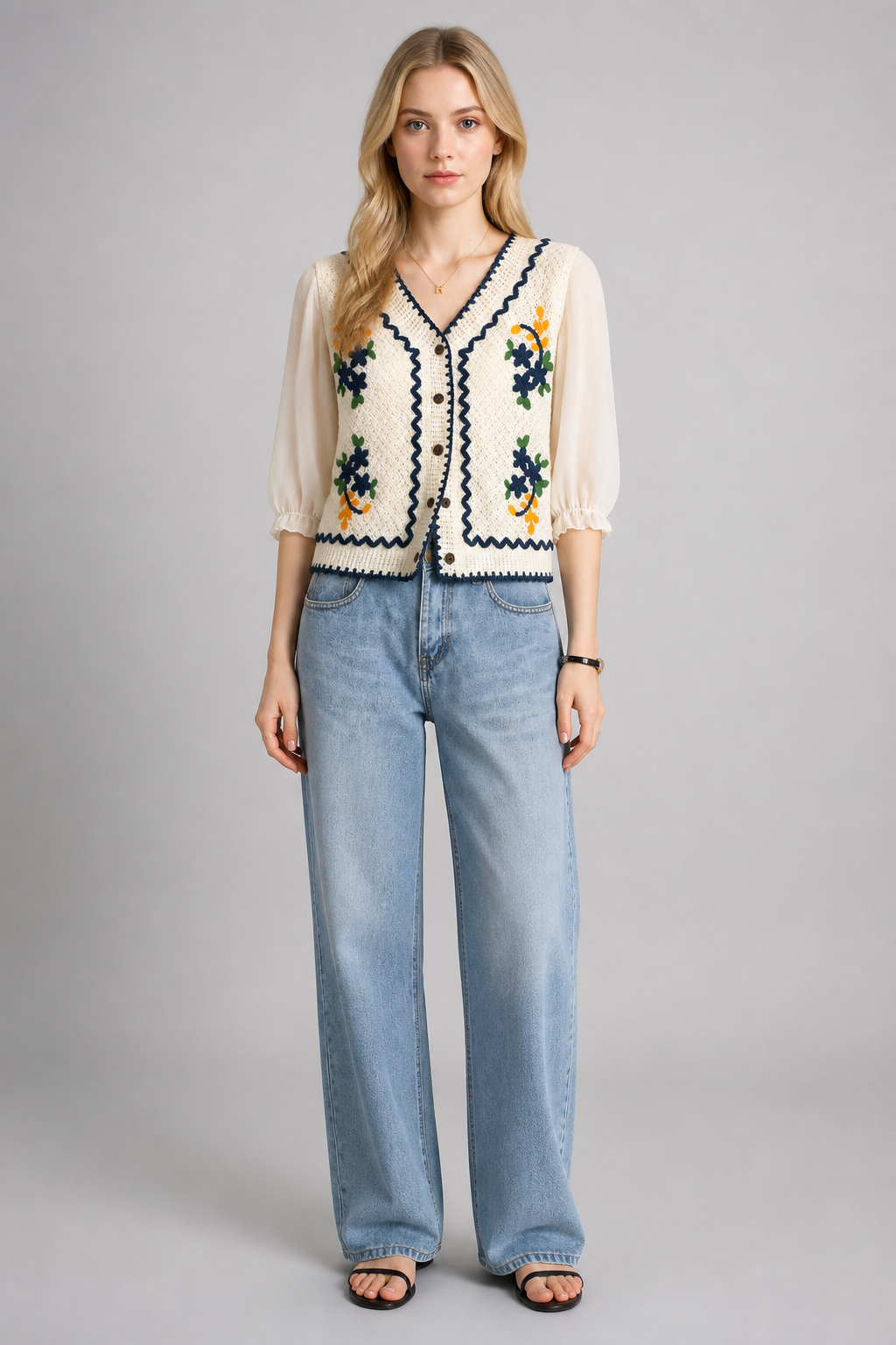 Gilet boutonné à broderies fleuries jaune pâle, studio face