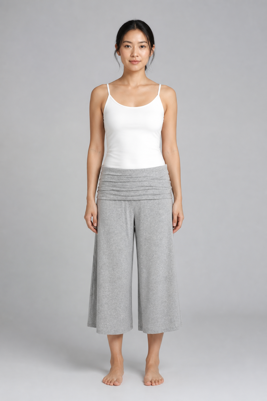 Pantalon court taille basse gris, studio face